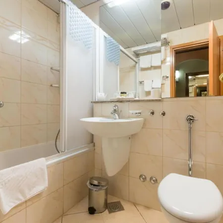 מלון Galijot Plava Laguna 4*